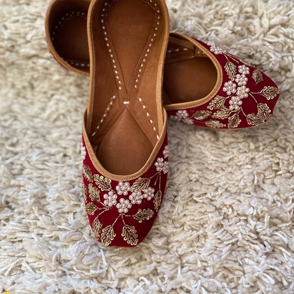 Red pearl and white beaded Shoes - Picture 3 of 6